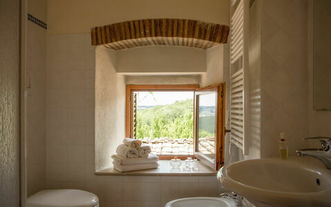 Quercia Al Poggio - Weddings And Events: Bygning, Tap, Håndvask, Sanitærarmatur, Vindue, Spejl, Træ, Plante, Badeværelsesvask, Badeværelse