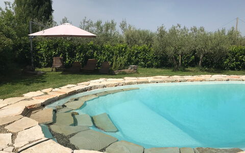 Villa Eleonora: Svømmepøl, Udendørs Møbler, Fritid, Flise, Skygge, Backyard, Landscaping, Water Feature, Udvej, Paraply