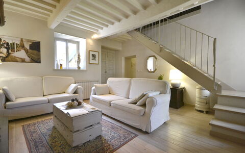 Villa Magnolia: Stue, Værelse, Indretning, Møbel, Ejendom, Etage, Bygning, Trægulve, Loft, Hus