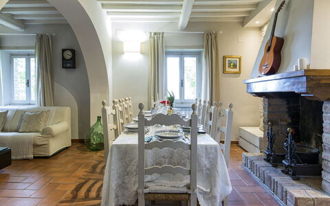 Villa Magnolia: Værelse, Ejendom, Bygning, Indretning, Møbel, Stue, Etage, Loft, Spisestue, Bord