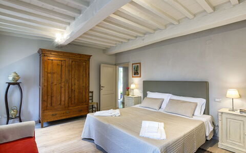 Villa Magnolia: Soveværelse, Værelse, Møbel, Ejendom, Seng, Loft, Indretning, Bygning, Sengetøj, Bed Frame