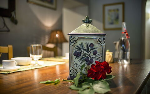 Villa Magnolia: Værelse, Blomst, Bord, Still Life, Plante, Still Life Photography, Floral Design, Indretning, Møbel, Hus