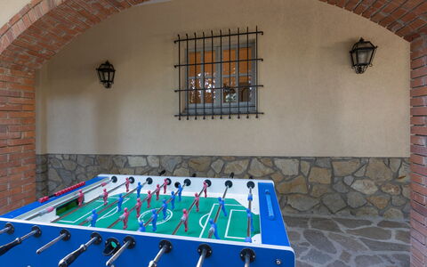 Villa Mimosa: Vindue, Vand, Arkitektur, Bygning, Træ, Fritid, Indendørs Spil Og Sport, Symmetry