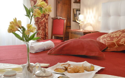 Appartamento Il Teatro: Værelse, Møbel, Indretning, Orange, Bord, Soveværelse, Sengetøj, Stue, Textile, Suite