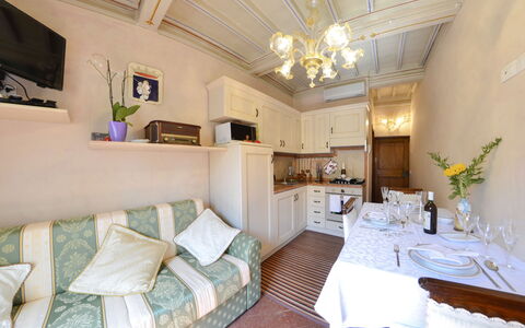 Appartamento Il Teatro: Ejendom, Værelse, Møbel, Bygning, Indretning, Soveværelse, Ejendom, Hus, Loft, Bord