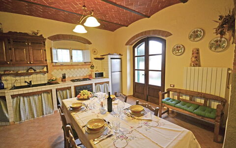 Appartamento Luna: Værelse, Ejendom, Spisestue, Bygning, Indretning, Loft, Møbel, Bord, Restaurant, Ejendom