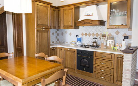 Villa Camelia: Møbel, Countertop, Cabinetry, Værelse, Køkken, Ejendom, Indretning, Bygning, Hus, Etage