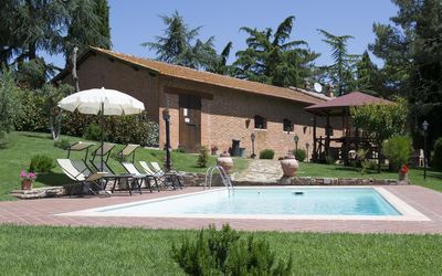 Villa Camelia: Swimming pool and garden
