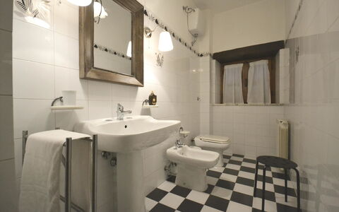 Casa i Pini: Badeværelse, Ejendom, Værelse, Indretning, Flise, Etage, Bygning, Væg, Håndvask, Arkitektur