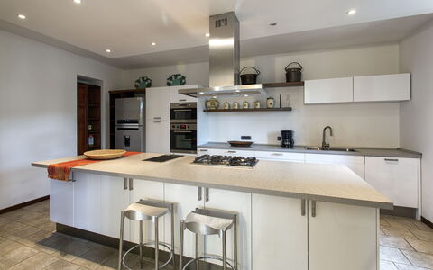 Villa Del Sole: Countertop, Ejendom, Værelse, Møbel, Cabinetry, Køkken, Indretning, Bygning, Ejendom, Hus