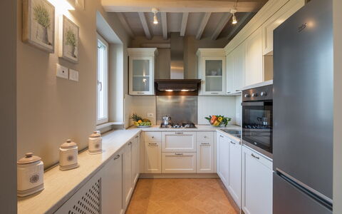 Villa Chiara: Countertop, Værelse, Cabinetry, Ejendom, Møbel, Køkken, Indretning, Bygning, Loft, Håndvask