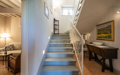 Villa Chiara: Ejendom, Værelse, Trappe, Bygning, Indretning, Hus, Møbel, Loft, Ejendom, Etage