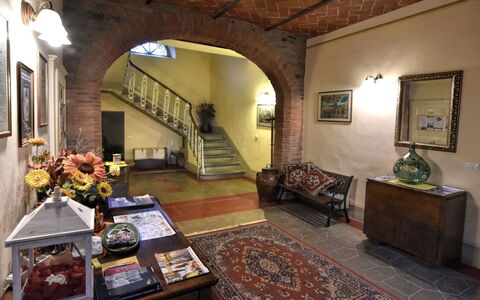 Villa Il Palazzo: Bygning, Ejendom, Værelse, Indretning, Arkitektur, Loft, Hus, Etage, Gulvbelægning, Møbel