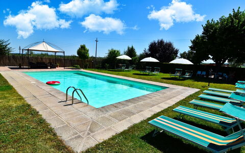 Villa Il Palazzo: Sky, Vand, Himmel, Plante, Svømmepøl, Azure, Rektangel, Træ, Skygge, Udendørs Møbler