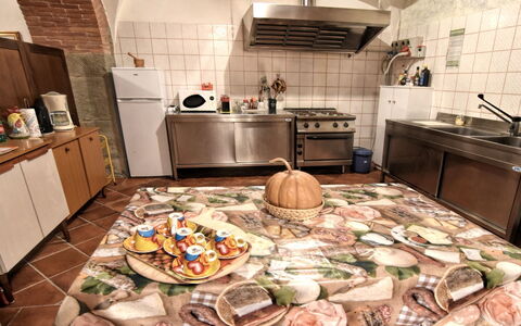 Villa Il Palazzo: Værelse, Ejendom, Køkken, Countertop, Indretning, Møbel, Etage, Hus, Flise, Måltid