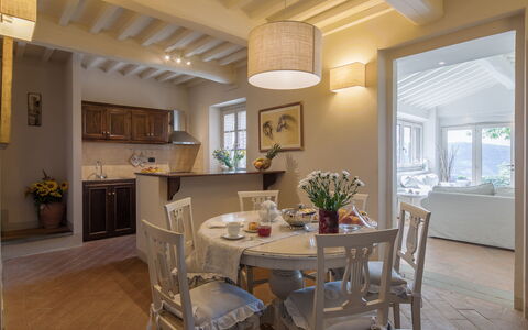 Villa Ginestra: Værelse, Loft, Ejendom, Spisestue, Møbel, Indretning, Bygning, Etage, Bord, Hus