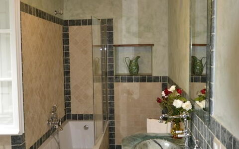 Villa Il Borgo: Værelse, Badeværelse, Ejendom, Loft, Flise, Bygning, Indretning, Etage, Hus, Arkitektur