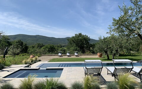 Villa Il Borgo: Sky, Plante, Himmel, Daytime, Plantesamfund, Træ, Naturlige Landskab, Land Lot, Vegetationen, Sollys