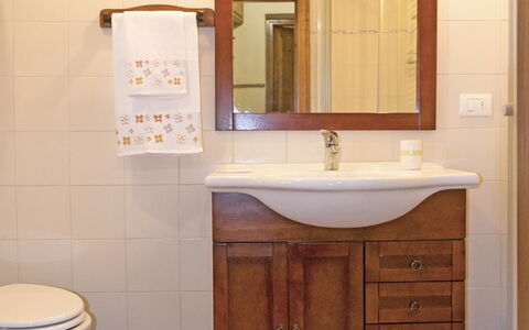 Casa Cristina: Badeværelse, Badeværelsesskab, Værelse, Ejendom, Badeværelse Tilbehør, Flise, Møbel, Toilet, Indretning, Sanitærarmatur