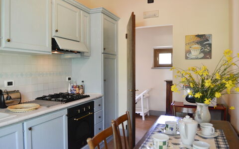 Villa San Pietro: Værelse, Ejendom, Countertop, Køkken, Møbel, Bygning, Hus, Gul, Cabinetry, Hjem