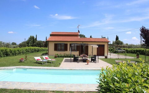 Villa Mira: Hus, Boligområde, Svømmepøl, Hjem, Dør, Sommerhus, Estate, Stuehus, Hacienda, Have