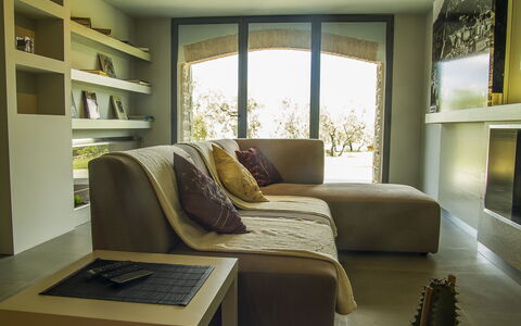 Villa Degli Ulivi: Møbel, Værelse, Indretning, Ejendom, Bygning, Soveværelse, Gul, Hus, Hjem, Couch