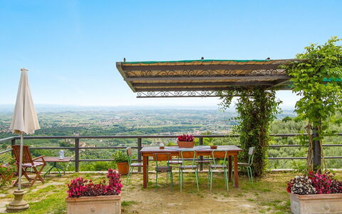 Podere Santa Lucia: Naturlige Landskab, Himmel, Have, Botanik, Træ, Græs, Landdistrikt, Landskab, Ejendom, Hus