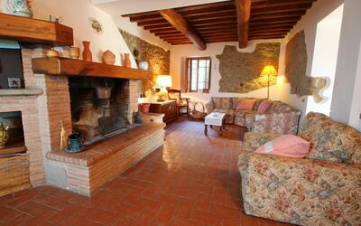 Glicine: Værelse, Ejendom, Stue, Hearth, Ildsted, Bygning, Hjem, Etage, Indretning, Hus