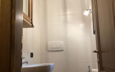 Mandorlo: Brun, Badeværelse, Lys, Spejl, Purple, Indretning, Træ, Etage, Håndvask