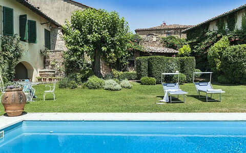 Villa Montalcinello In Siena, Private Pool: Vand, Plante, Himmel, Møbel, Ejendom, Vindue, Grøn, Bygning, Azure, Blå