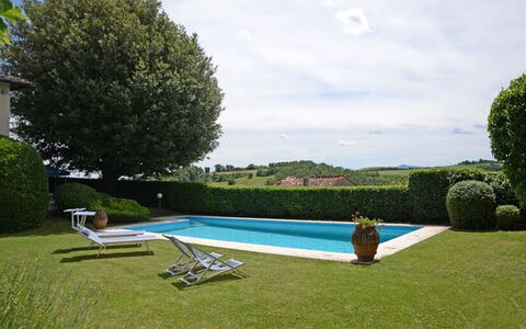 Villa Montalcinello In Siena, Private Pool: Vand, Sky, Himmel, Plante, Ejendom, Udendørs Møbler, Træ, Land Lot, Græs, Svømmepøl