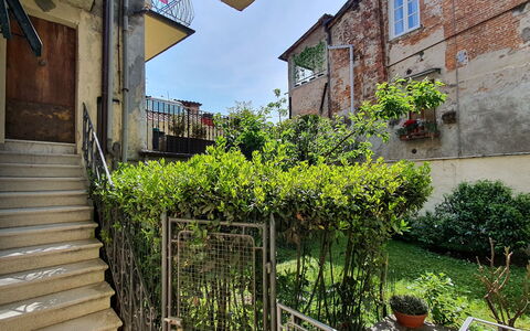 Musetta: Plante, Bygning, Vindue, Himmel, Sommerhus, Græs, Kvarter, Boligområde, Vejbelægning, Facade