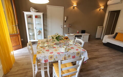 Musetta: Bord, Møbel, Mad, Træ, Stol, Couch, Belysning, Orange, Indretning, Dekoration