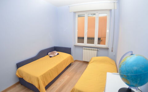 Musetta: Værelse, Møbel, Seng, Soveværelse, Ejendom, Gul, Indretning, Etage, Sengetøj, Bed Frame