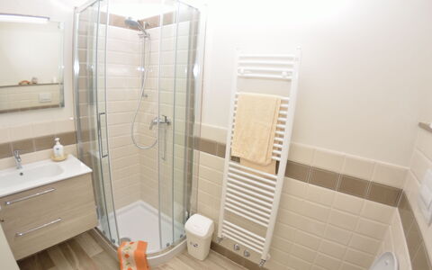 Musetta: Badeværelse, Ejendom, Værelse, Flise, Ejendom, Hus, Arkitektur, Bygning, Indretning, Etage