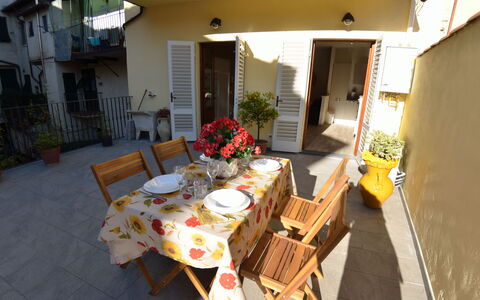 Musetta: Ejendom, Værelse, Møbel, Bord, Bygning, Hus, Ejendom, Hjem, Gårdhave, Veranda