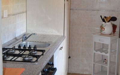 Trilocale Primo Piano Comfort: Værelse, Ejendom, Køkken, Countertop, Cabinetry, Flise, Større Bandage, Komfur, Etage, Møbel