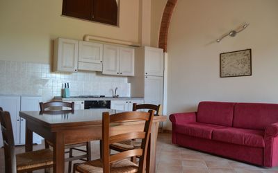 Bilocale Garden: Værelse, Møbel, Ejendom, Indretning, Bygning, Stue, Bord, Hus, Etage, Arkitektur