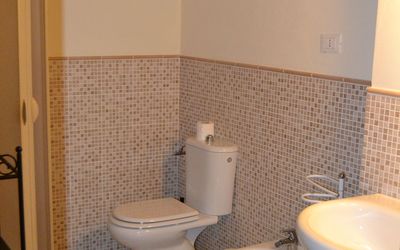 Trilocale Primo Piano con Balcone: Ejendom, Toiletbræt, Sanitærarmatur, Toilet, Badeværelsesvask, Badeværelse, Purple, Håndvask, Arkitektur, Indretning