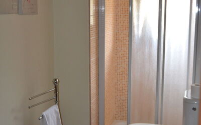 Villa: Ejendom, Sanitærarmatur, Træ, Badeværelse, Indretning, Tap, Etage, Gulvbelægning, Håndvask