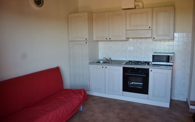 Bilocale Primo Piano: Værelse, Ejendom, Møbel, Køkken, Etage, Cabinetry, Bygning, Countertop, Større Bandage, Hus