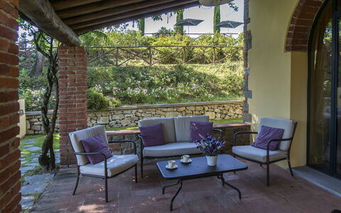 Villa Del Monte: Ejendom, Gårdhave, Værelse, Møbel, Bygning, Hus, Gård, Indretning, Backyard, Ejendom