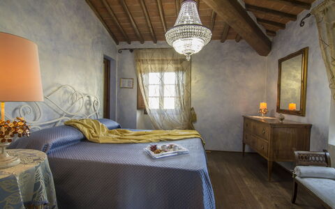 Villa Del Monte: Værelse, Møbel, Soveværelse, Seng, Ejendom, Indretning, Bygning, Sengetøj, Loft, Væg