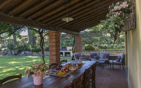 Villa Del Monte: Ejendom, Bygning, Ejendom, Hus, Værelse, Gårdhave, Hjem, Veranda, Møbel, Indretning