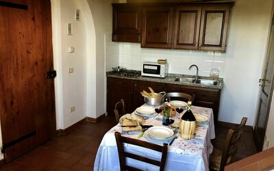 Il Chiantico 21: Værelse, Møbel, Ejendom, Etage, Bygning, Indretning, Hårdttræ, Køkken, Cabinetry, Spisestue