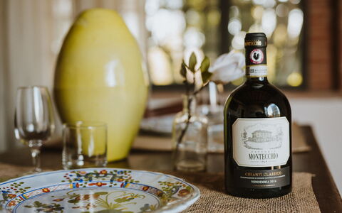 Agriturismo la Papessa: Bordservice, Flaske, Drinkware, Bord, Glasservice, Vin, Tallerkner, Barware, Drikke