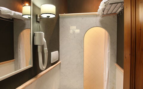 Agriturismo la Papessa: Brun, Tap, Spejl, Sanitærarmatur, Håndvask, Ejendom, Badeværelsesvask, Bygning, Træ, Badeværelse