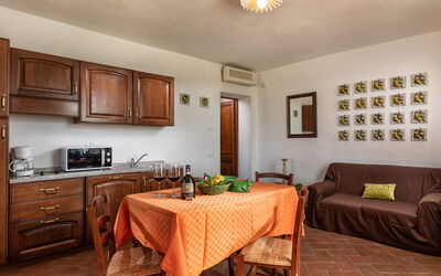 agriturismo-la-papessa-chianti-san-donato-farmhouse-gardenia-living-room-diningroom