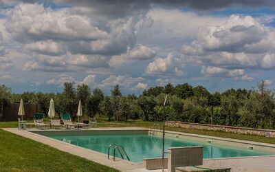 Agriturismo la Papessa: Vand, Sky, Himmel, Plante, Træ, Azure, Svømmepøl, Naturlige Landskab, Land Lot, Skygge