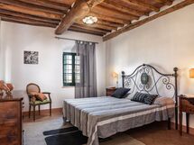 agriturismo-la-papessa-chianti-san-donato-farmhouse-azalea-bedroom